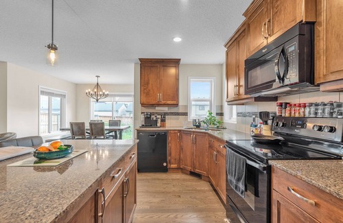 Southeast Calgary House | Come stay at a quiet room in a safe area in the south of Calgary. Must love dogs
