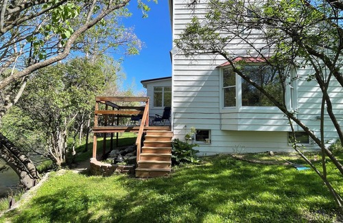 Sheridan Cottage | Come stay at this darling cozy cottage right on the creek.