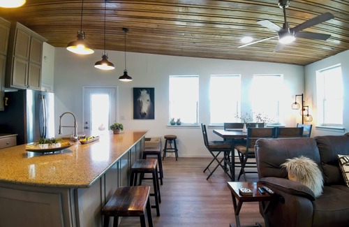 Bell County House | Come stay at this one of kind Airplane hanger that overlooks a runway.