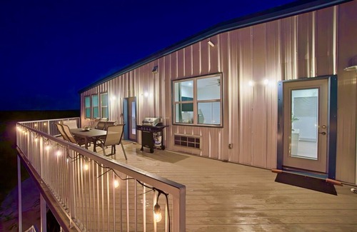 Bell County House | Come stay at this one of kind Airplane hanger that overlooks a runway.