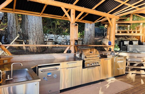 Sunshine Coast Cottage | Come stay with us on the beautiful Sunshine Coast ocean side!