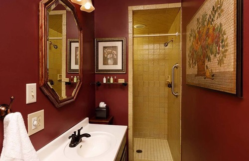 Vine Bed & Breakfast | Come stay with us, you'll see why we are ranked #1 lodging in Kalamazoo, MI.