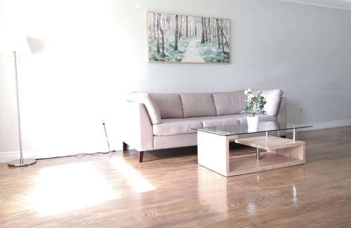 Bayview Woods - Steeles House | Comfort and Bright House 7 minutes to Finch Station in Toronto big space.
