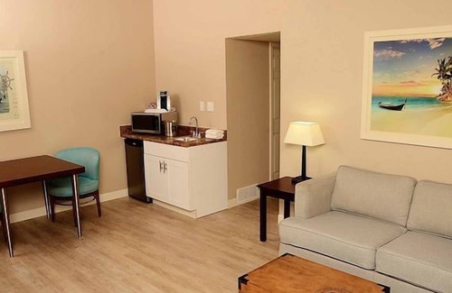 Osage Beach Hotel | Comfort and Convenience! Onsite Pool, Free Parking, Near Lake of the Ozarks