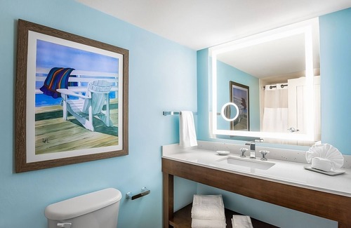 Osage Beach Hotel | Comfort and Convenience! Onsite Pool, Free Parking, Near Lake of the Ozarks