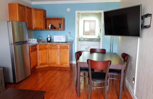 June Park House | Comfort and Convenience! 3 Relaxing Units, Free Breakfast, Near Melbourne Beach