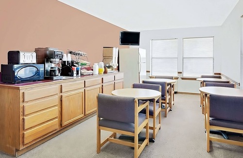 Muskogee Hotel | Comfort and Convenience in Knights Inn Muskogee! 2 Great Units, Free Parking