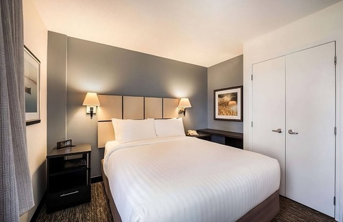 Gateway Hotel | Comfort and Convenience! 4 Relaxing Units, Fully-equipped Kitchen, Pets Allowed!