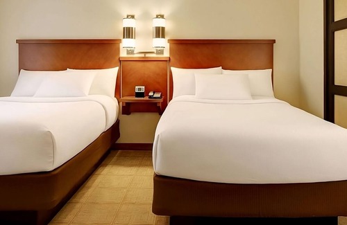 Gwinnett Place Hotel | Comfort and Convenience! 4 Family-friendly Units! Pool Access, Parking On-Site!
