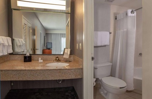 Newark Hotel | Comfort and Convenience! Free Onsite Parking, Pets Allowed, Free Pool