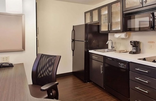 Wichita Hotel | Comfort and Convenience! Kitchen, Parking, Pets Allowed, Near Barrington Park!