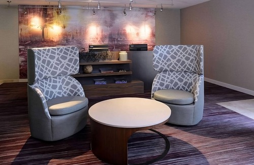 South Kansas City Hotel | Comfort and Location! Free Parking! Near Overland Park Convention Center!
