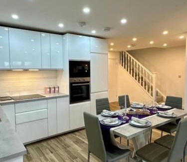 Selsdon and Ballards House | Comfort and Style !