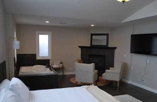 Sylvan Lake House | Comfort and style staying at an Executive House!