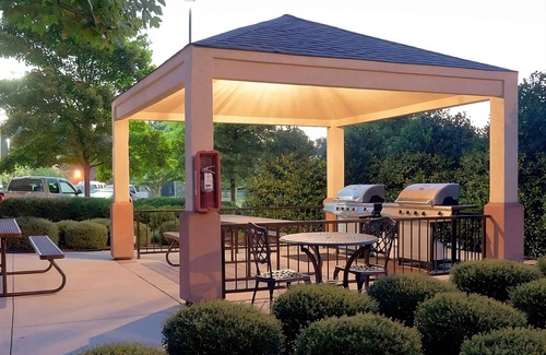 Libertyville House | Comfort and Value! 3 Relaxing Hotel Units, Near Great Lakes Naval Station