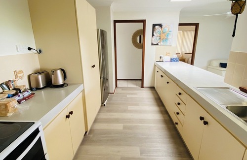 South Bunbury House | Comfort & Convenience Entire South Bunbury home ~ Families/Workers ~Netflix~Wifi