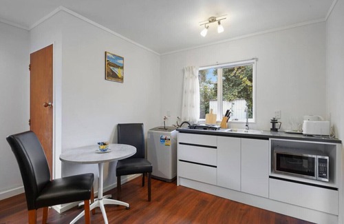 Auckland House | Comfort Cove 1BR with Parking, WI-FI and Netflix
