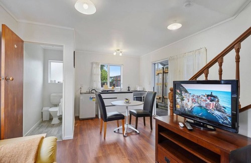 Auckland House | Comfort Cove 1BR with Parking, WI-FI and Netflix