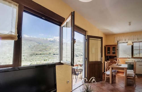 Orgiva House | Comfort holiday home (WIFI, pool, 3 terraces, fantastic view of the mountains)