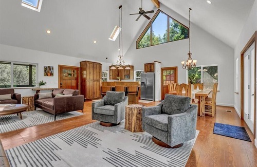 Kaweah House | Comfort in Nature, Multi-Family, Sleeps 14, BBQ