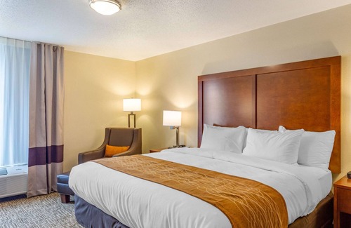 DeKalb Hotel | Comfort Inn DeKalb - University Area