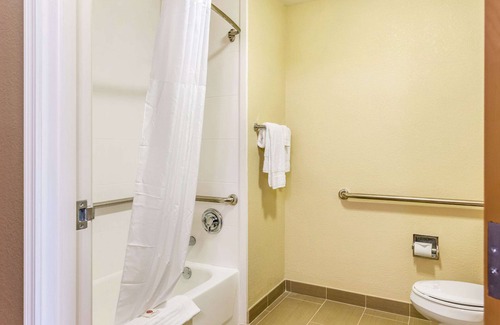 DeKalb Hotel | Comfort Inn DeKalb - University Area