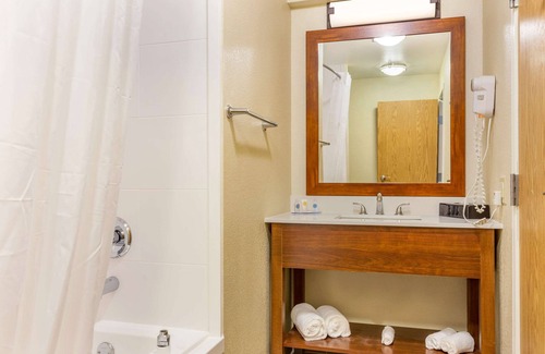 DeKalb Hotel | Comfort Inn DeKalb - University Area