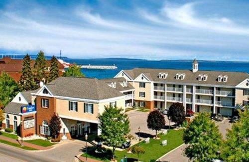 Mackinaw City Hotel | Comfort Inn Lakeside