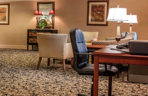 Livonia Hotel | Comfort Inn Livonia