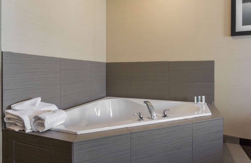 Fox Creek Hotel | Comfort Inn & Suites