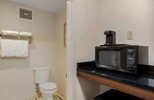 Mount Laurel Hotel | Comfort Inn & Suites Mt. Laurel-Philadelphia