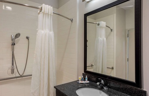Mount Laurel Hotel | Comfort Inn & Suites Mt. Laurel-Philadelphia