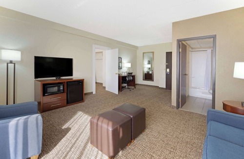 Greenwich Hotel | Comfort Inn & Suites Wichita Northeast