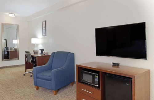 Greenwich Hotel | Comfort Inn & Suites Wichita Northeast