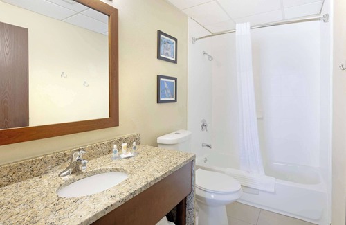 Greenwich Hotel | Comfort Inn & Suites Wichita Northeast