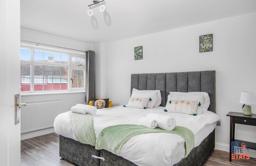 Gravesend House | Comfort & Luxury, Spacious 3-BR Contractor House | On Site Stays Gravesend