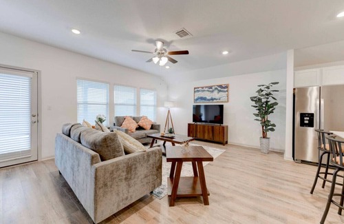 Hutto House | Comfort & Space:4BRHome in Hutto