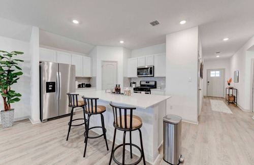Hutto House | Comfort & Space:4BRHome in Hutto