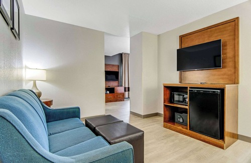 Lansing Hotel | Comfort Suites near I-80 and I-94