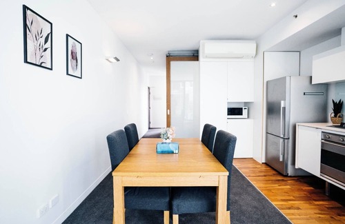 Docklands Apartment | Comfort Urban Oasis in Spencer CityViews with Indoor pool & Private parking