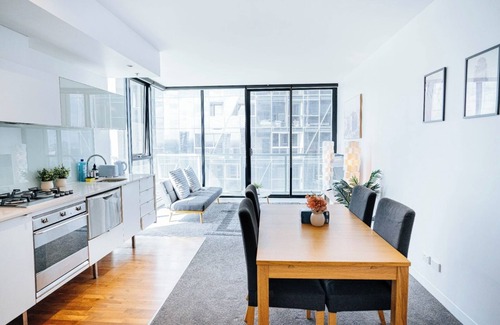 Docklands Apartment | Comfort Urban Oasis in Spencer CityViews with Indoor pool & Private parking