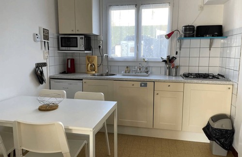 Saint-Palais-sur-Mer Cottage | Comfortable apartment with terrace and loggia, a stone's throw from the sea