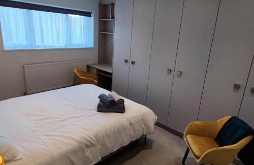 Borehamwood Apartment | Comfortable 1 Bed flat with Air Con
