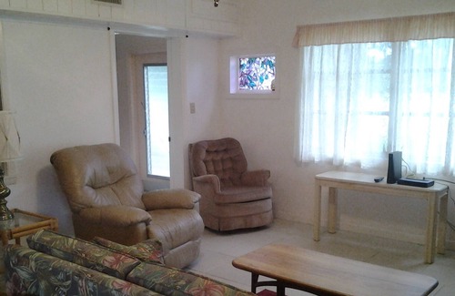 Grove City House | Comfortable 1-Bedroom Home only 5 min. from beautiful Englewood beach