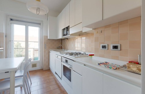 Lambrate Apartment | Comfortable 100sqm flat located on the fourth floor (with lift), equipped with kitchen, living area, two bathrooms and two bedrooms that can accommodate up to 4 people. A short walk from Lambrate and Udine stations, it is conveniently located to reach th