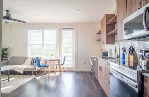 Dallas Apartment | Comfortable 1BR Suite w Pool, Parking, Gym 05