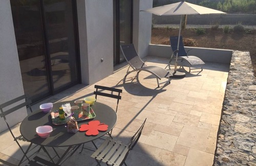 Palasca House | Comfortable 2-bedroom villa 500 metres from LOZARI beach