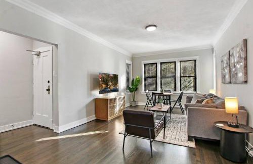 East Albany Park Apartment | Comfortable 2BR Chicago Apt - Sunnyside 2F