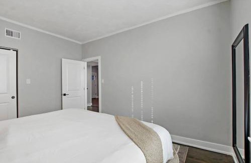 East Albany Park Apartment | Comfortable 2BR Chicago Apt - Sunnyside 2F