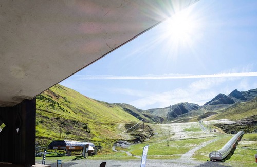 Peyragudes Apartment | Comfortable 2BR for 6, slopeside, parking, free Spassio access